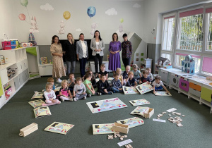 dzieci pozują razem z nauczycielkami, dyrekcją i gośćmi specjalnymi- autorkami projektu i Małgorzatą Moskwa-Wodnicką - wiceprezydent miasta Łodzi